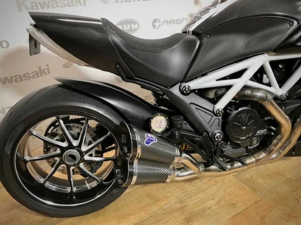 PRE-OWNED Ducati Diavel V2 Carbon Edition 2014 - Image 4