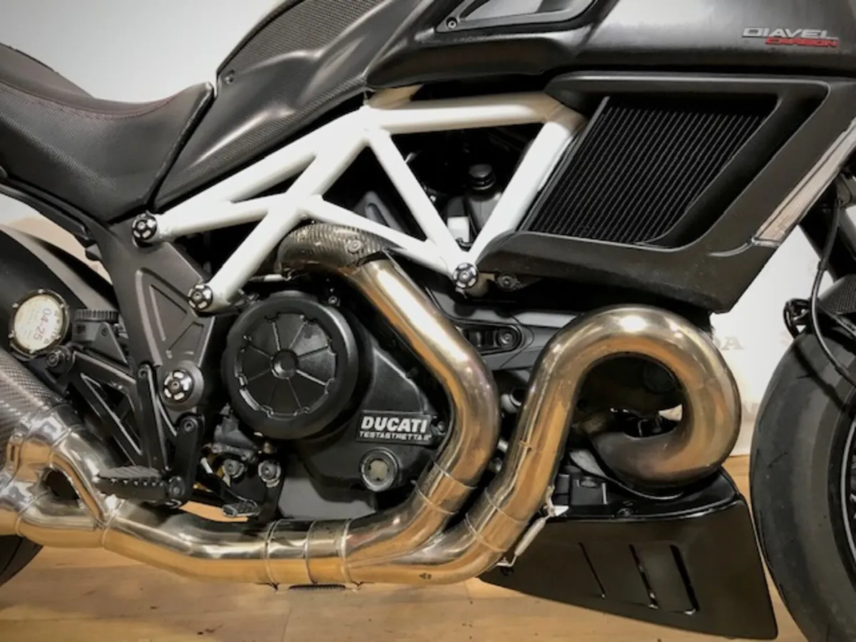 PRE-OWNED Ducati Diavel V2 Carbon Edition 2014 - Image 2