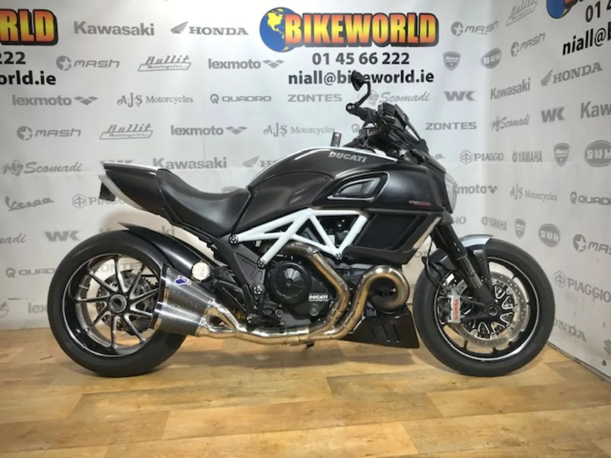 PRE-OWNED Ducati Diavel Carbon Edition 2014 - Image 1