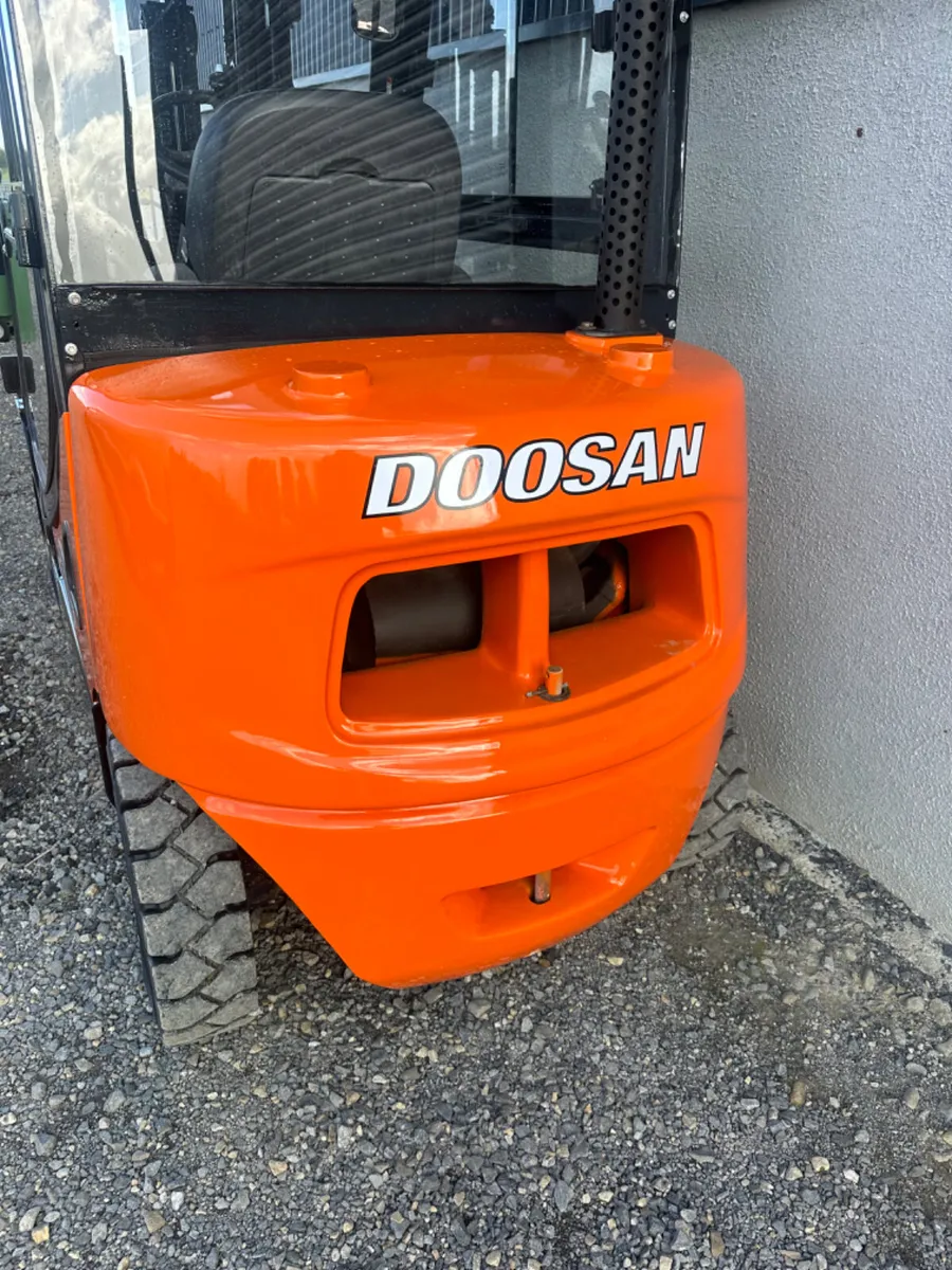2016 Doosan Forklift - Full Cab - Image 4