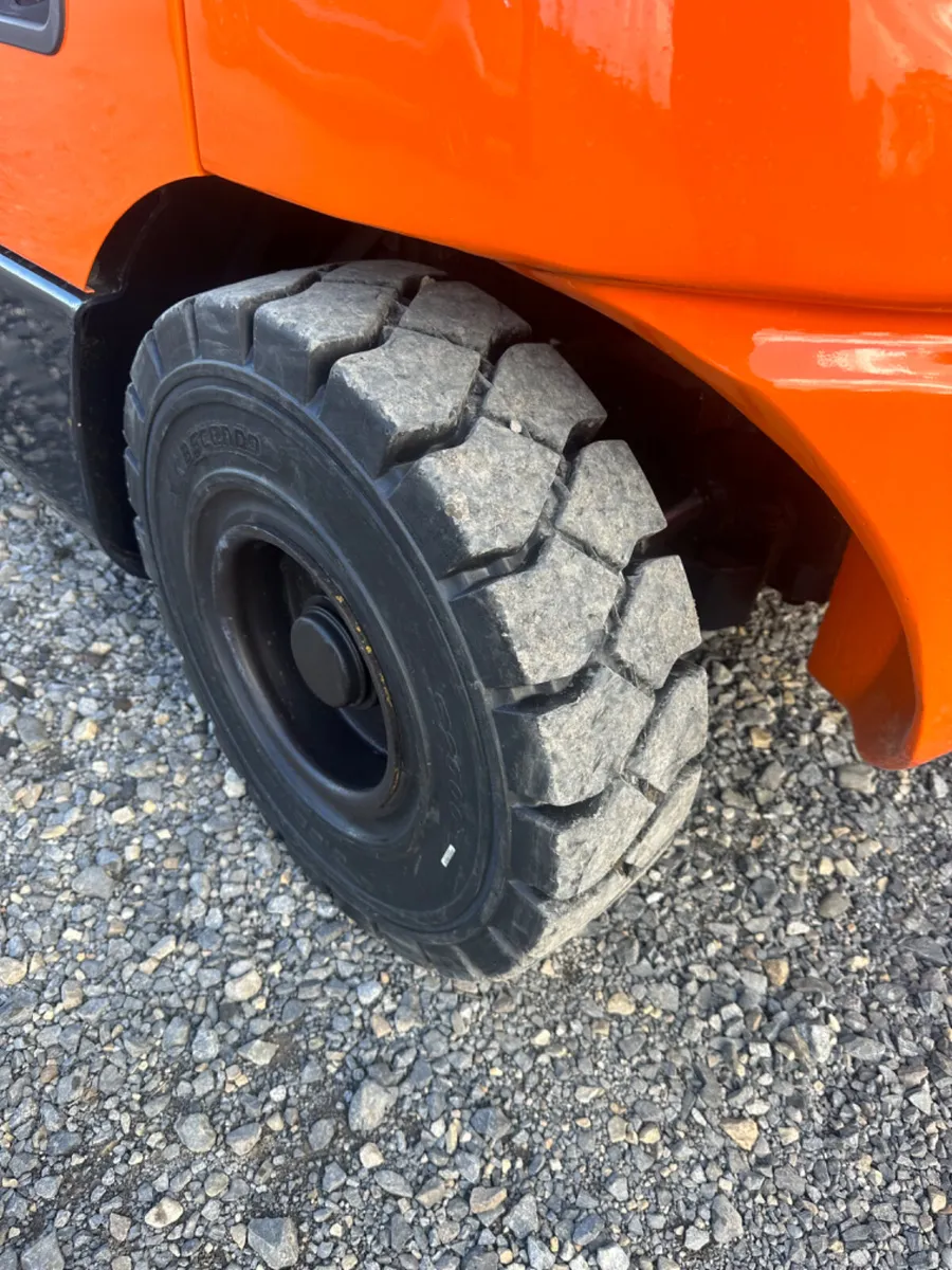 2016 Doosan Forklift - Full Cab - Image 3