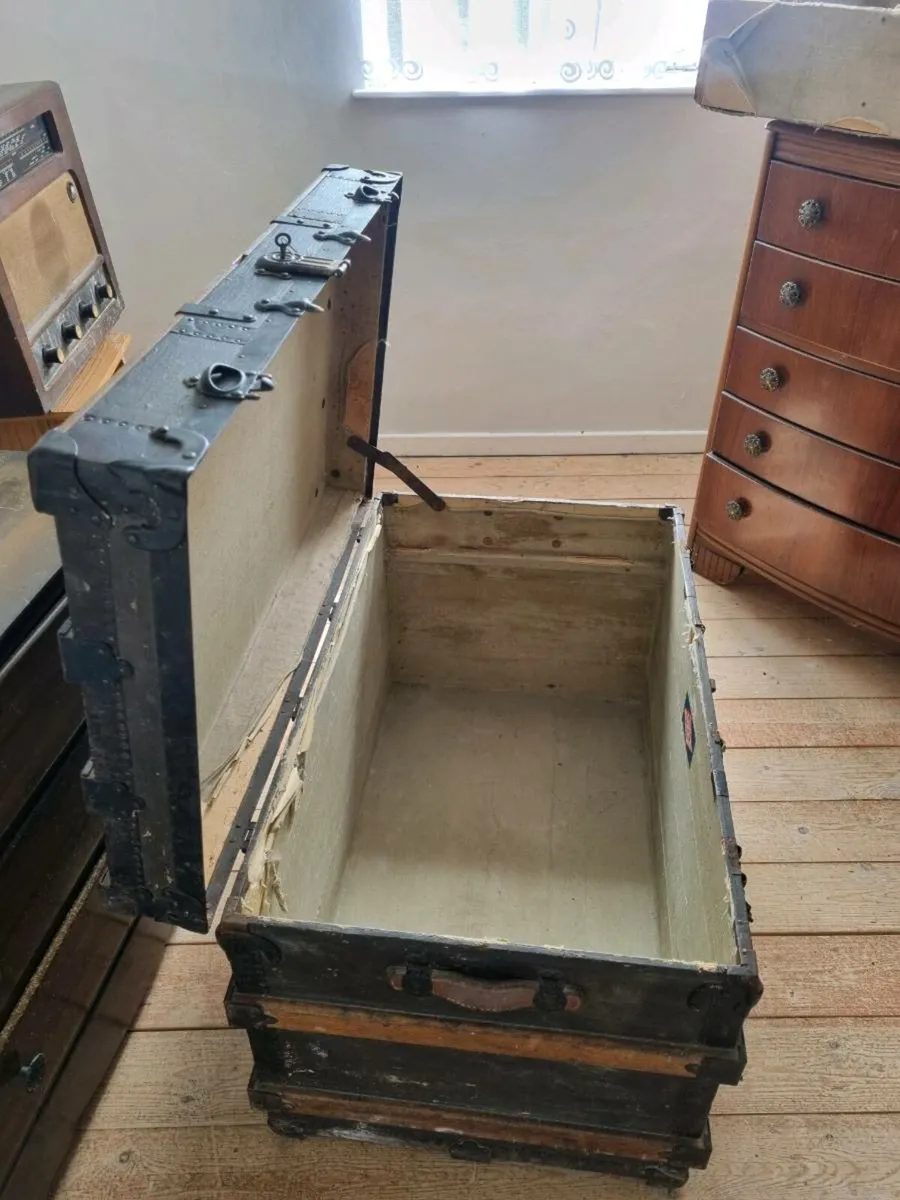 Trunk,Singer sewing machine,antiques - Image 3