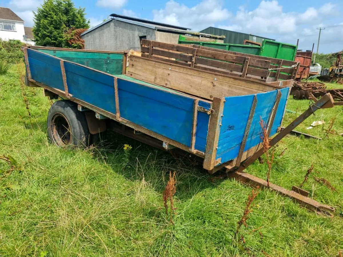 Tractor tipping trailers - Image 1