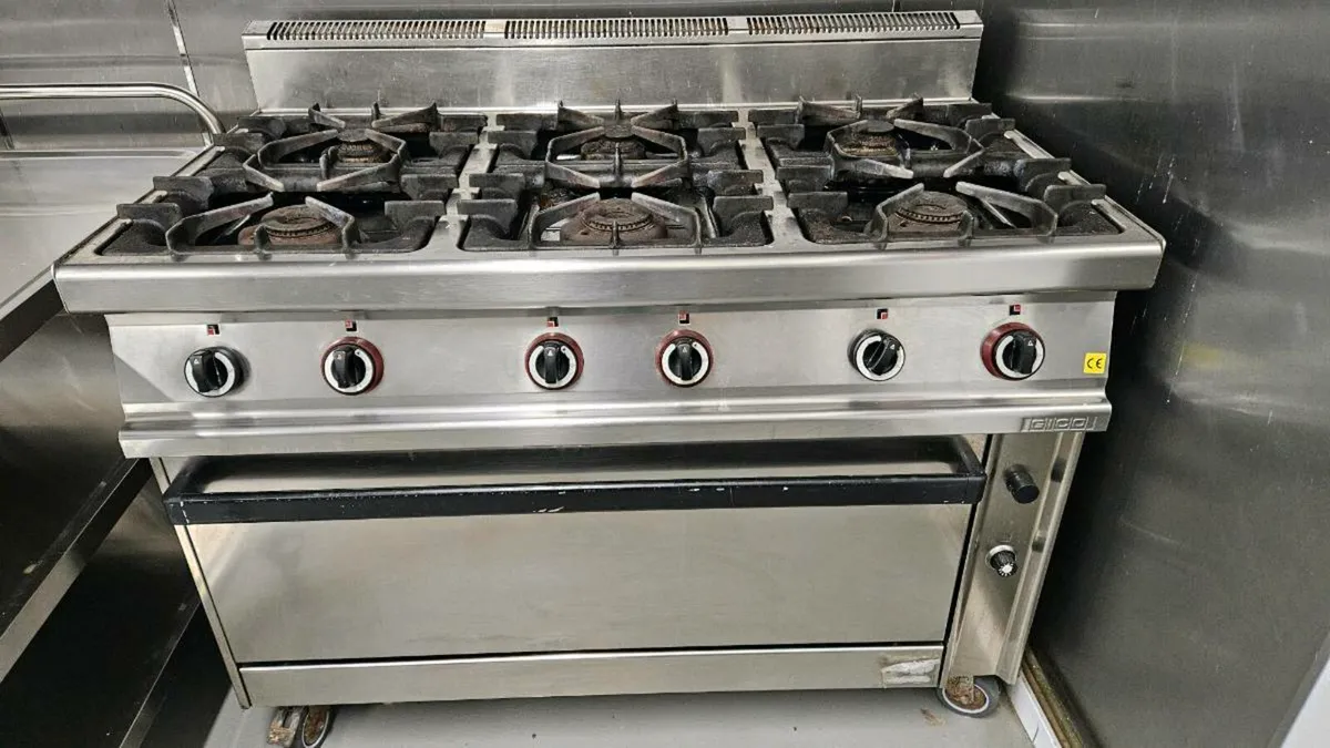 Commercial 6 Ring Cooker with oven