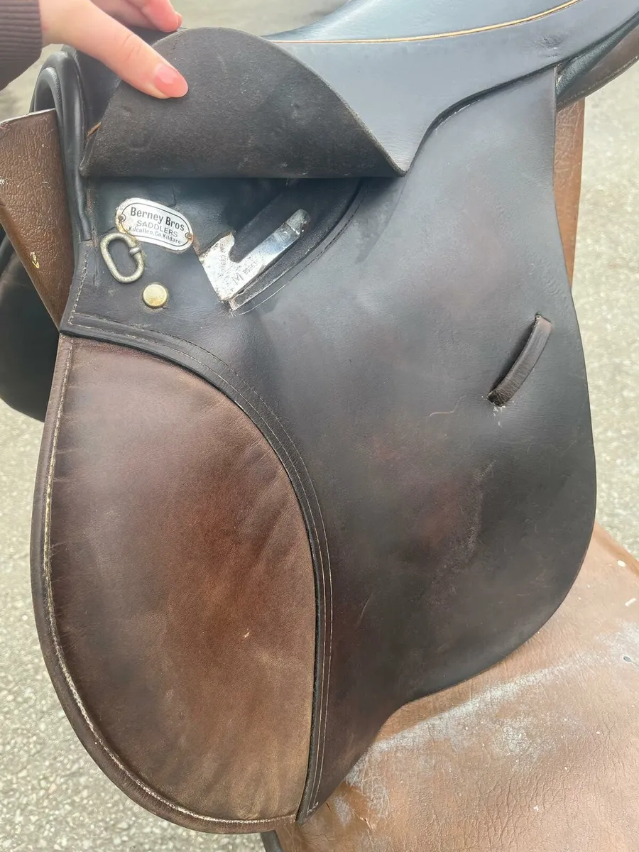 Berney Brothers 17" M Saddle - Image 3