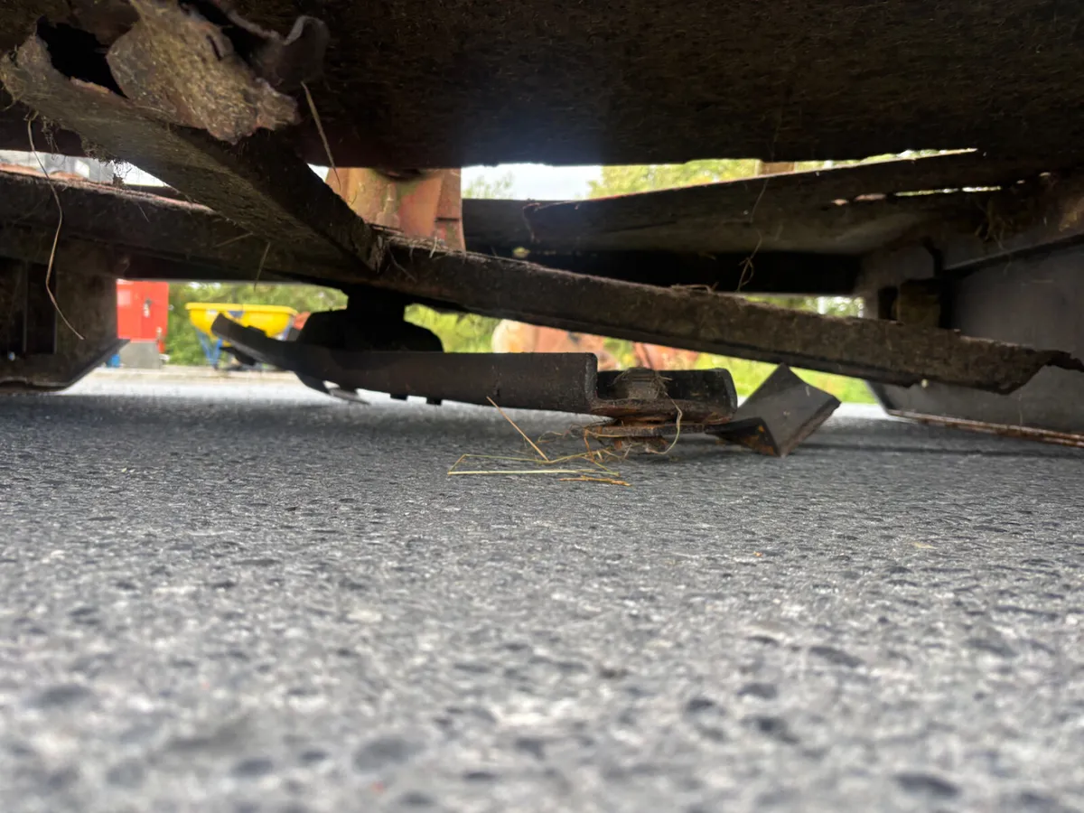 6ft topper needs repair - Image 4