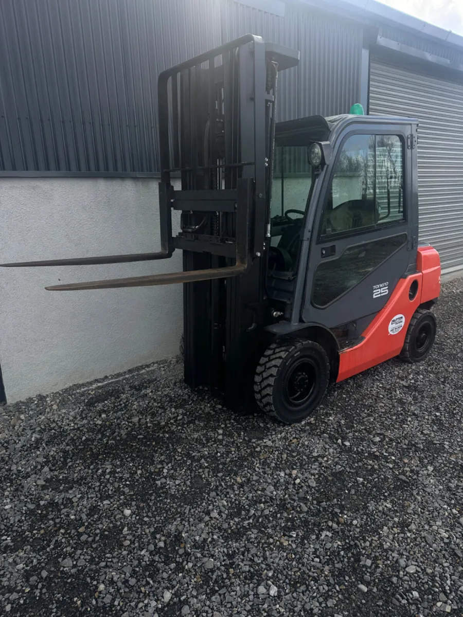 2018 Toyota Forklift - Full Cab - Image 2