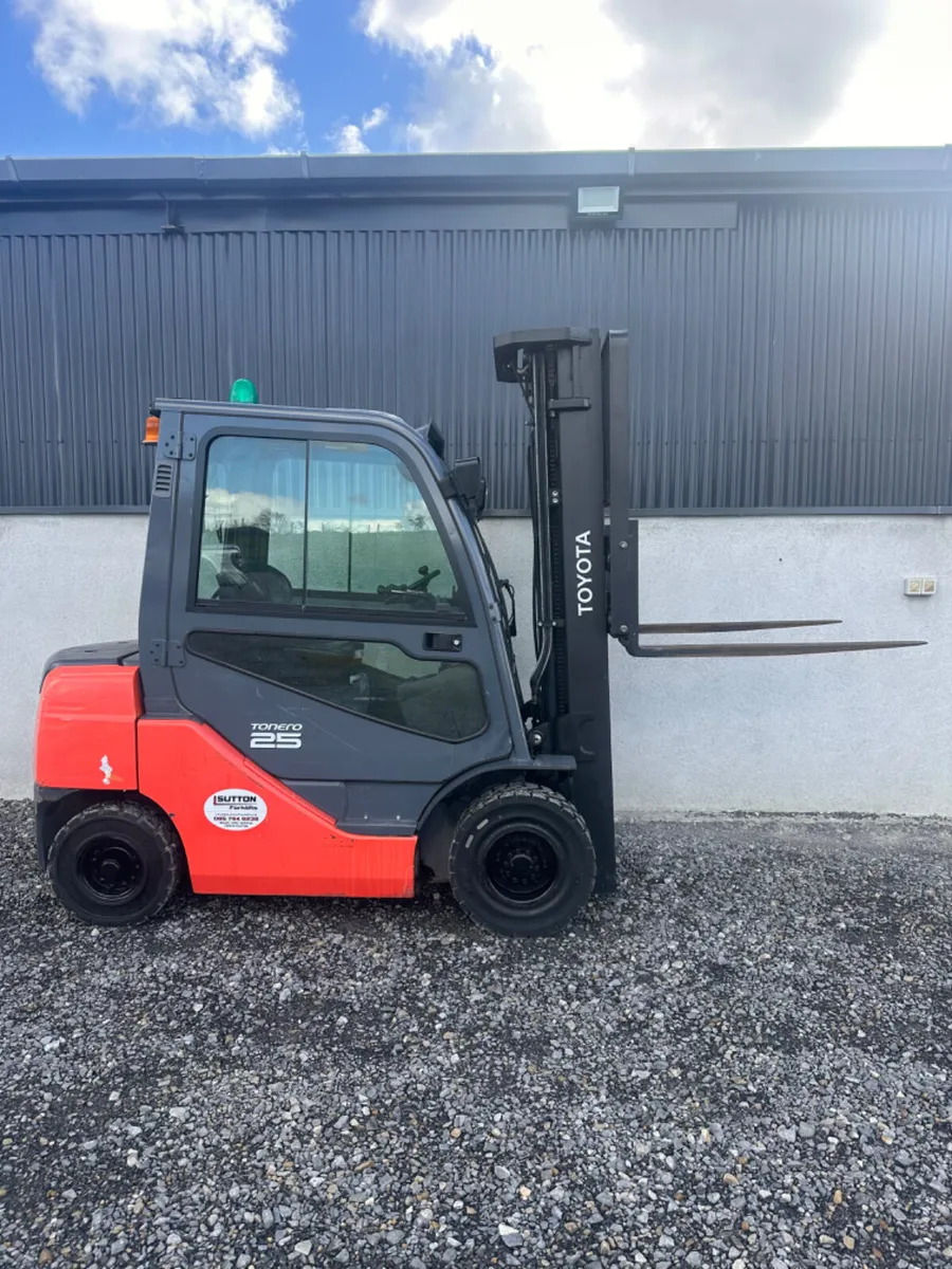 2018 Toyota Forklift - Full Cab - Image 4