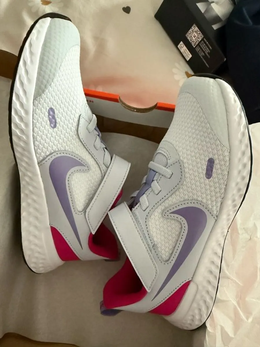 new girls nike runners - Image 1