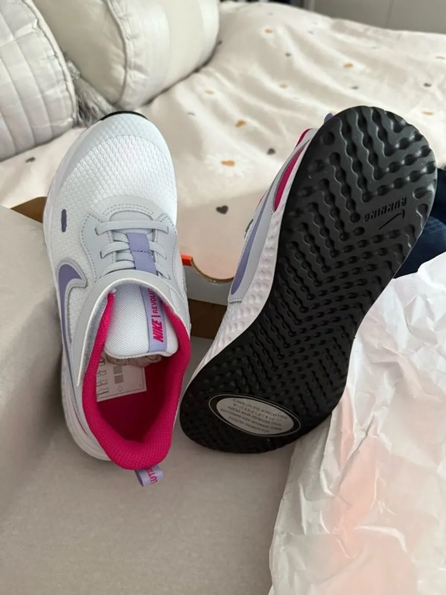 new girls nike runners - Image 2