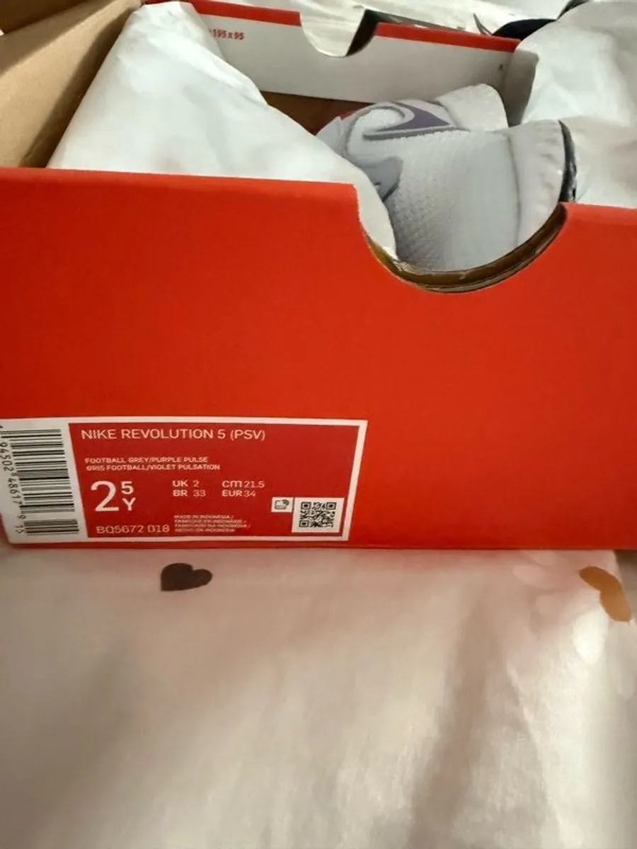 new girls nike runners - Image 3