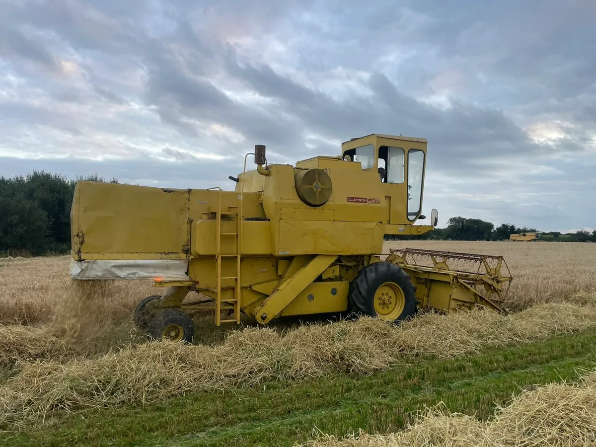 New Holland 1530 Combine - Image 3