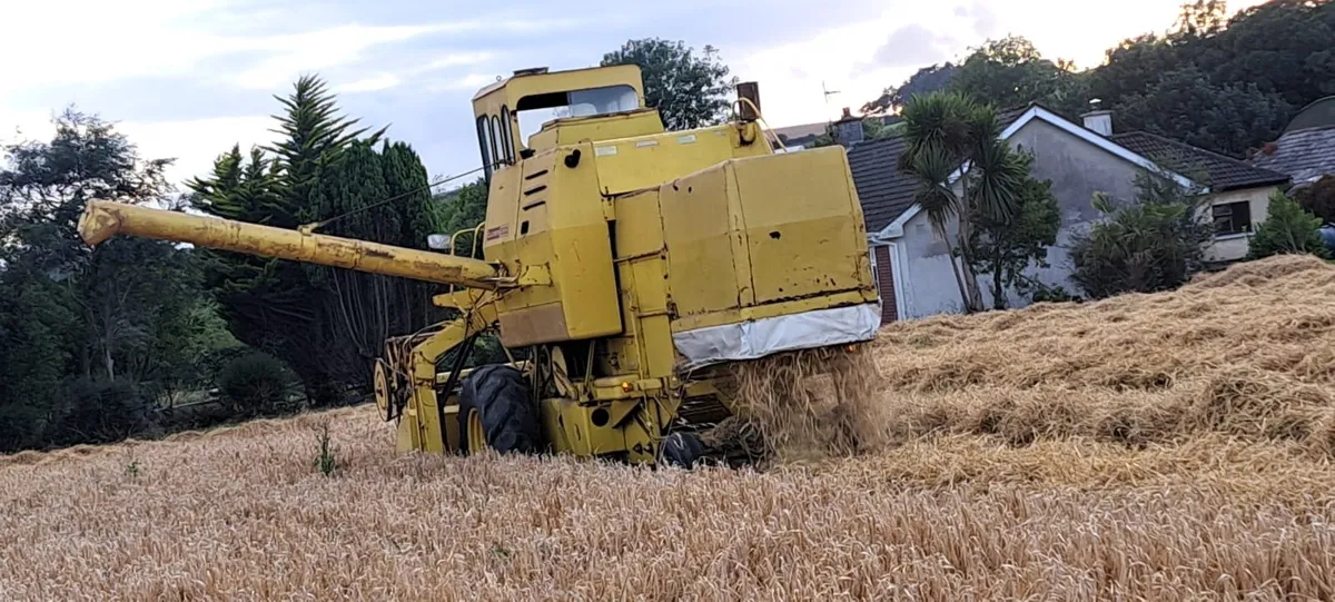 New Holland 1530 Combine - Image 4
