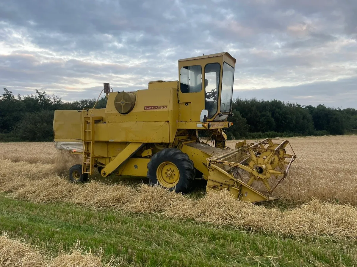 New Holland 1530 Combine - Image 2