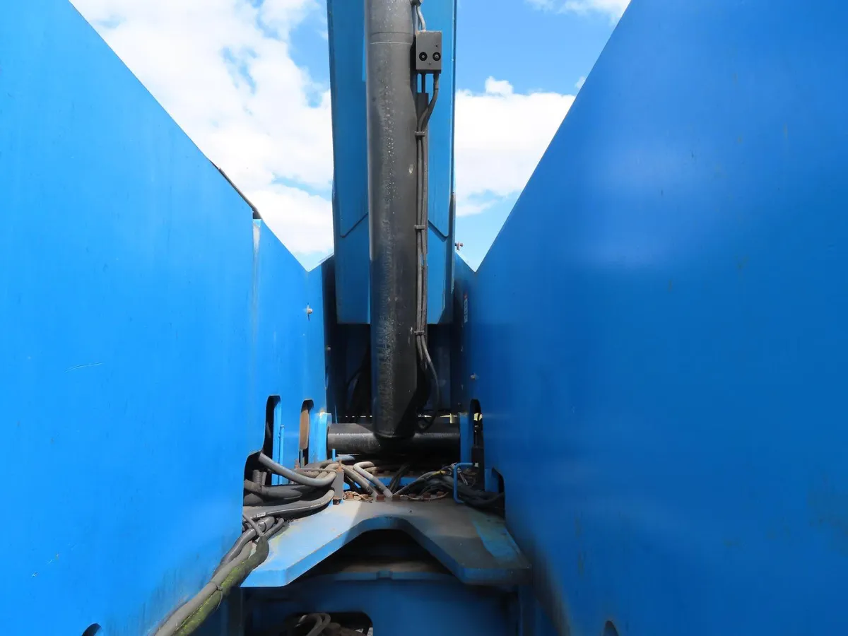 Genie Z135 Articulating Super Boom Lift - Image 3