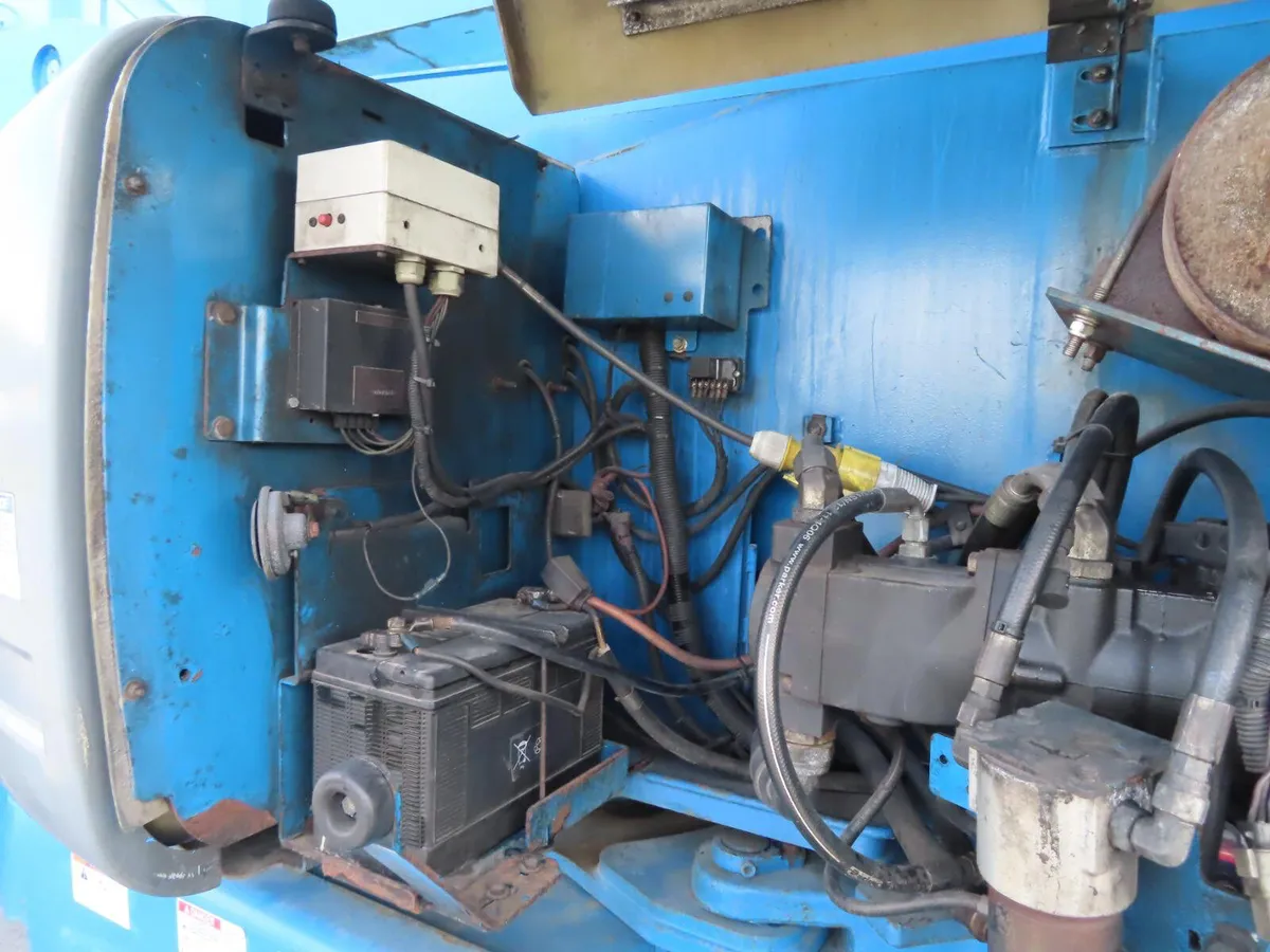 Genie Z135 Articulating Super Boom Lift - Image 2