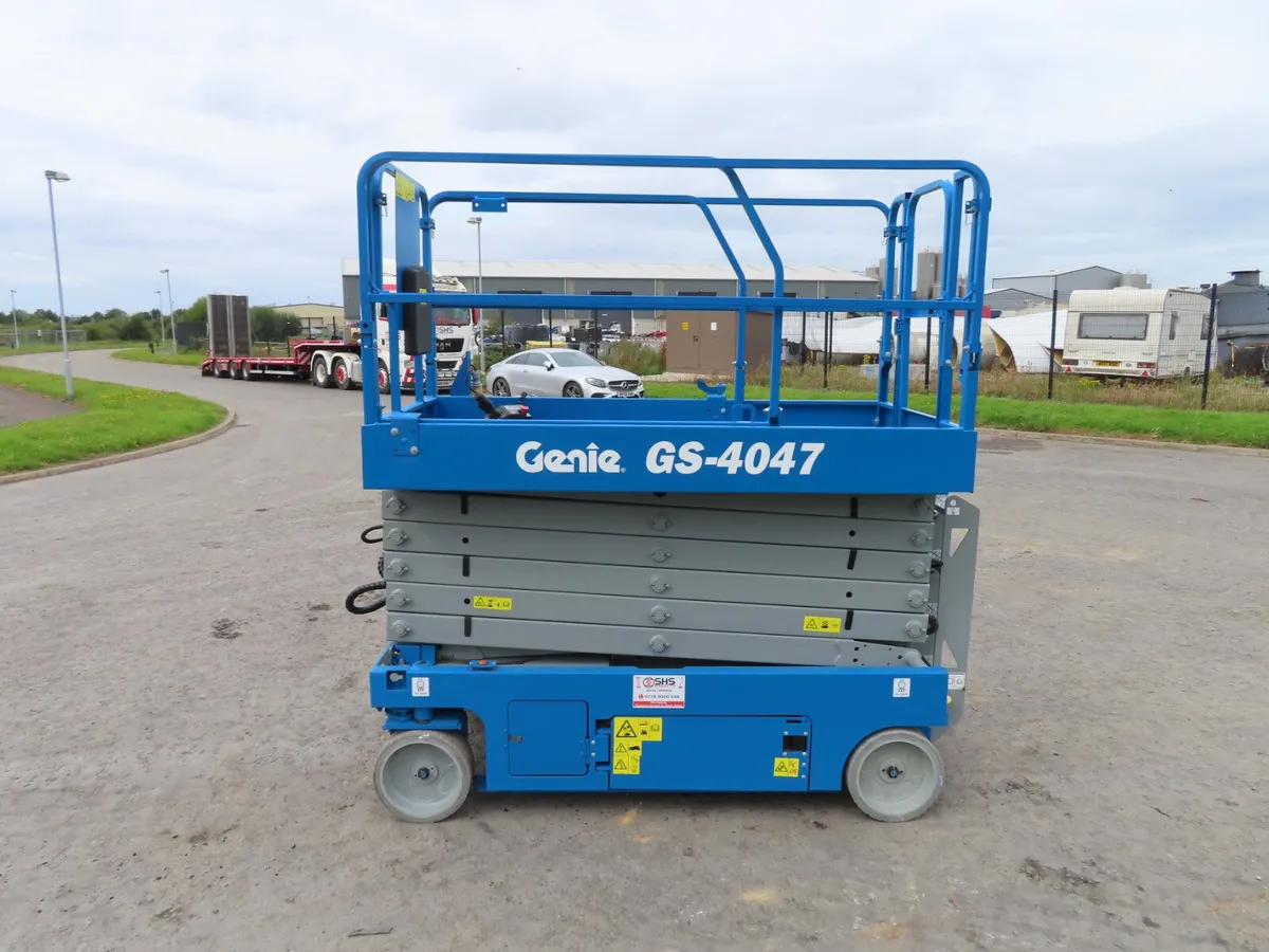 Genie GS 4047 Scissor Lift 2015 - Image 3