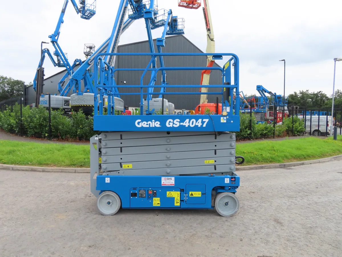 Genie GS 4047 Scissor Lift 2015 - Image 1