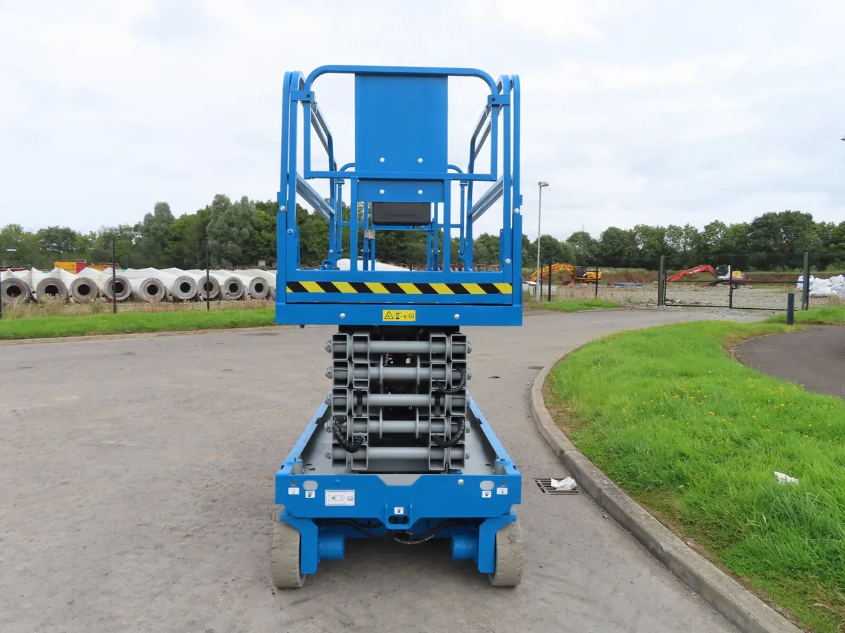 Genie GS 4047 Scissor Lift 2014 - Image 3
