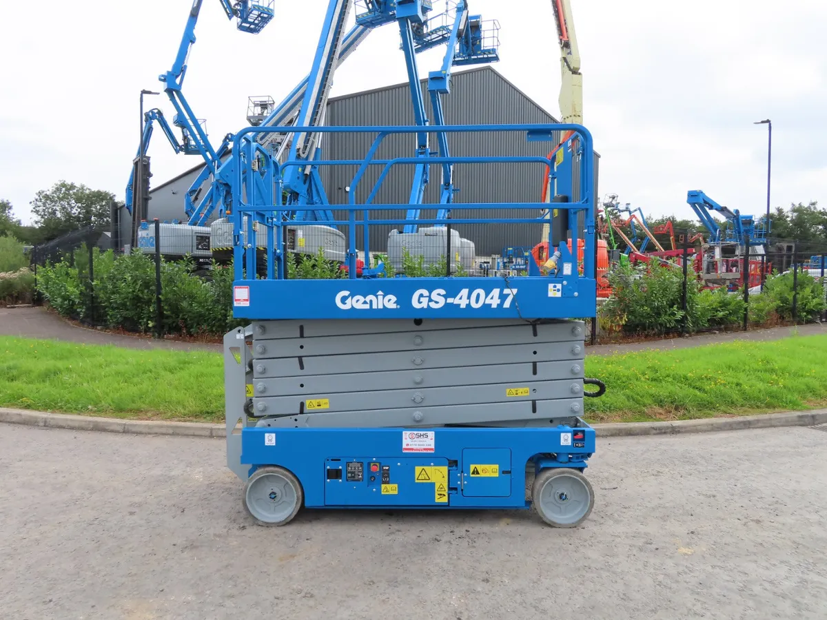 Genie GS 4047 Scissor Lift 2014 - Image 1