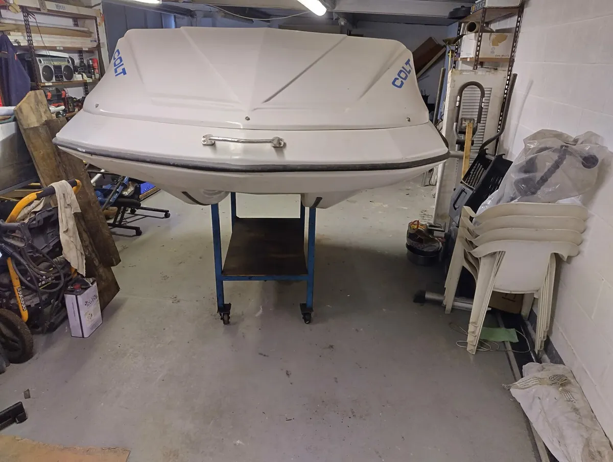 Boat with engine - Image 4