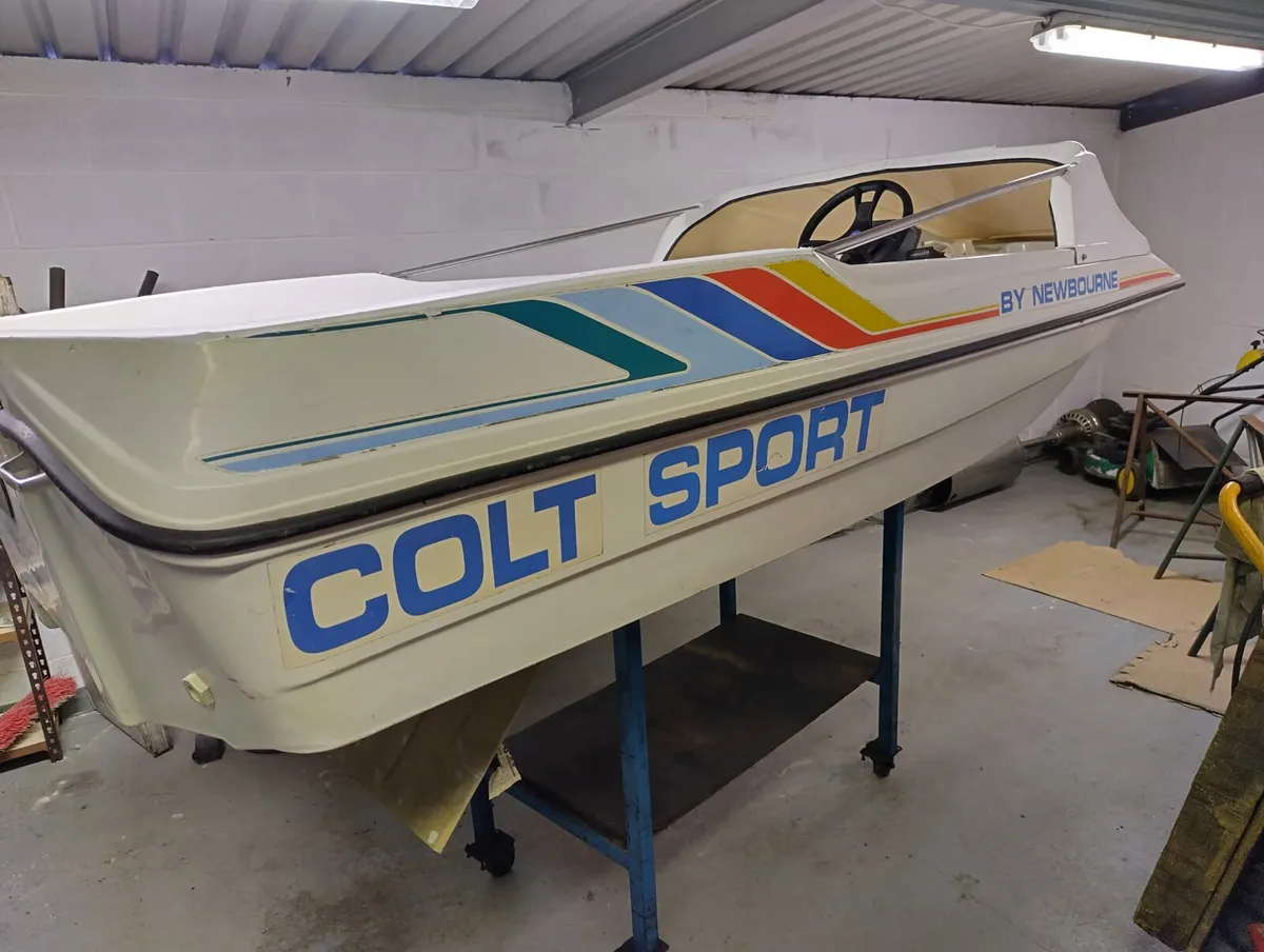 Boat with engine - Image 1