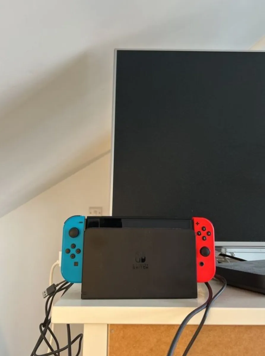 Nintendo Switch  Excellent Condition + FREE Mario - Image 2