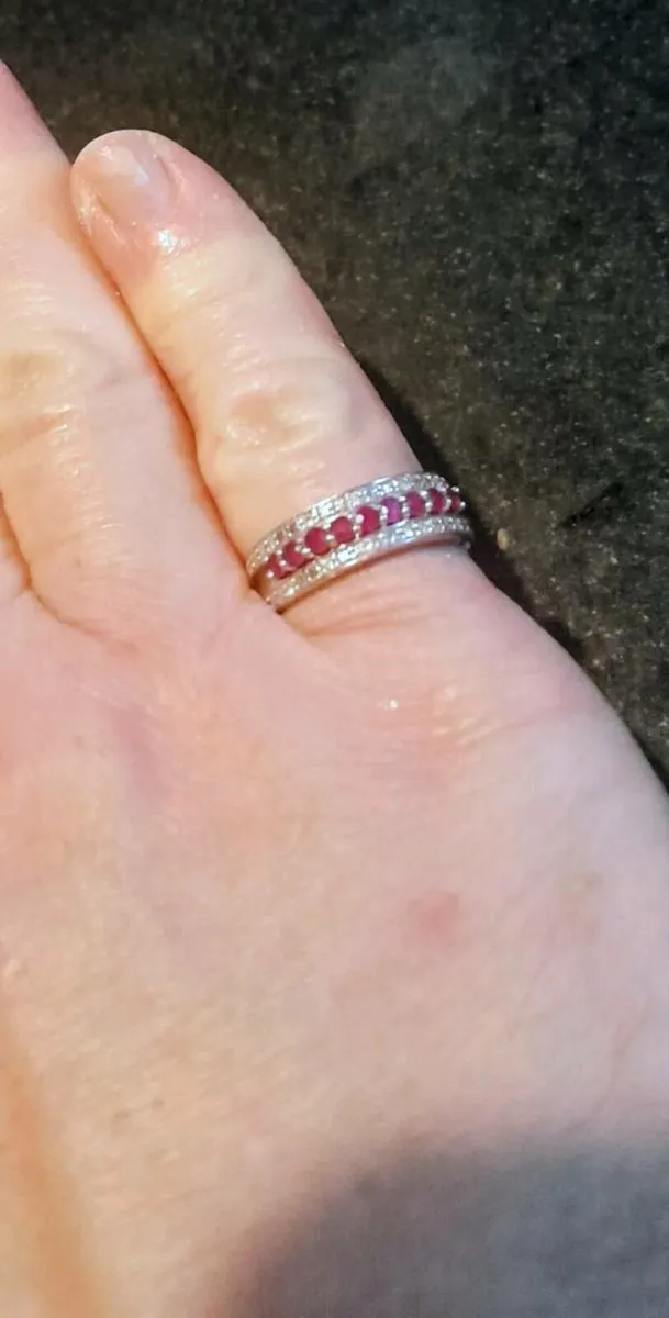 9karat gold ring with rubies - Image 2