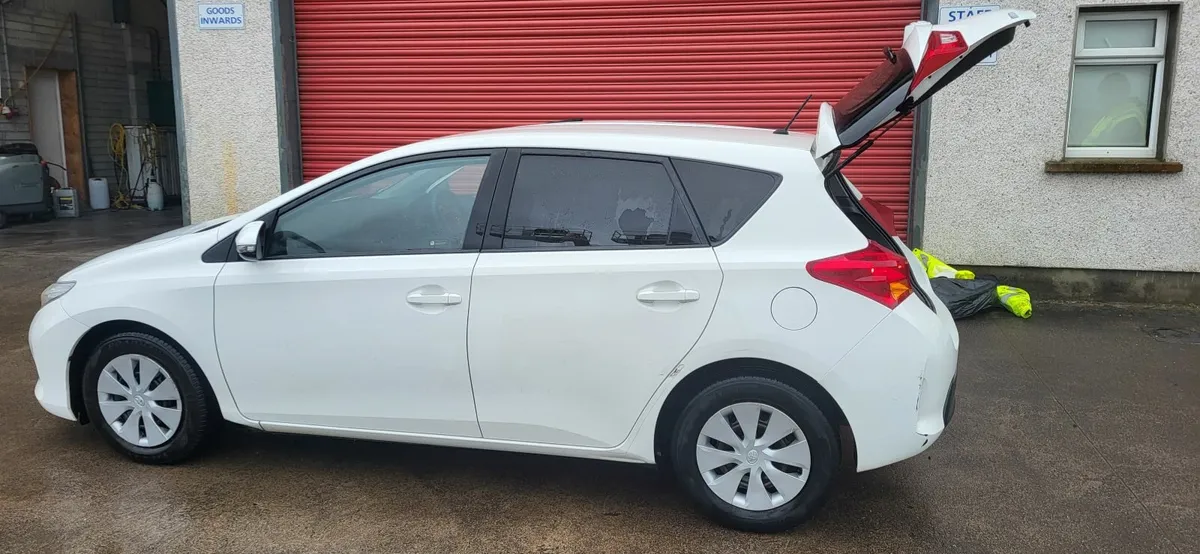 Toyota Auris 2015 - Image 2
