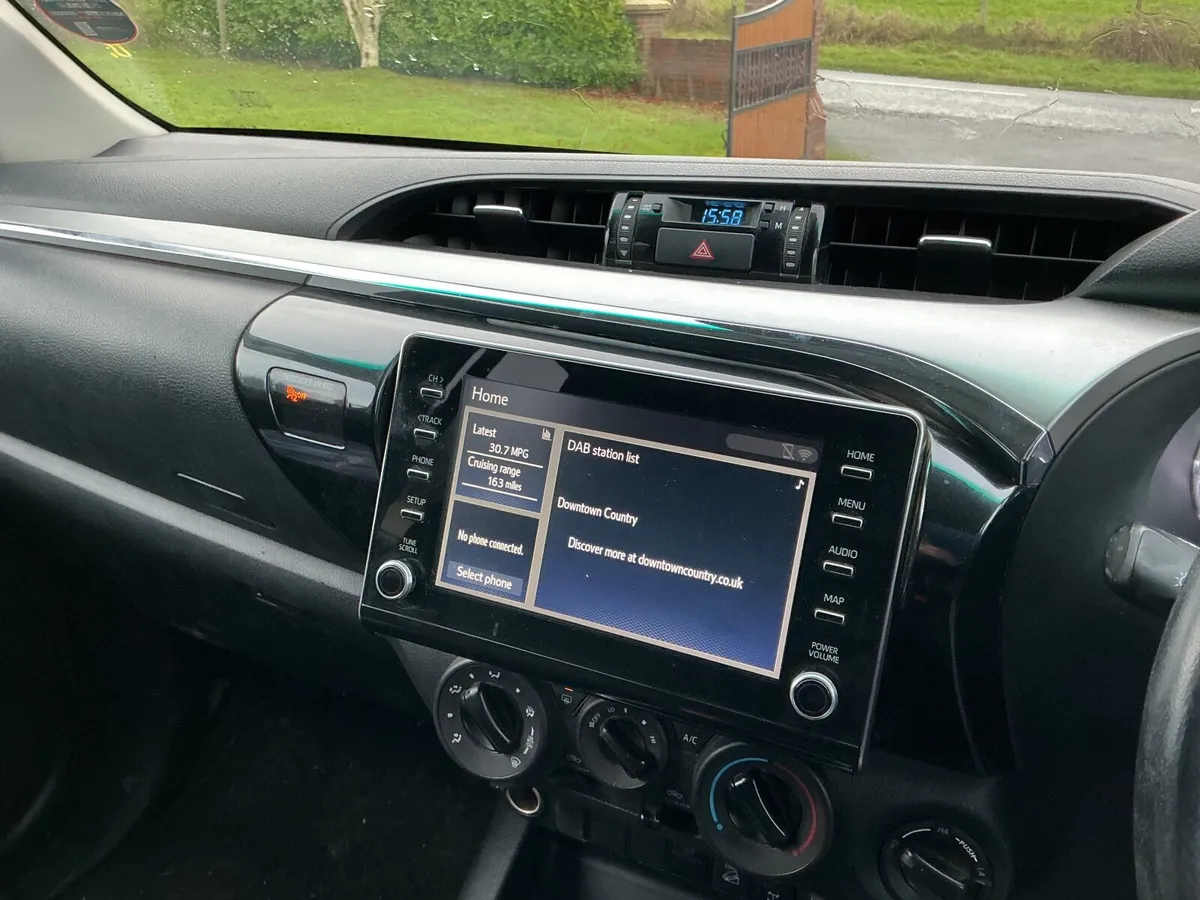 Toyota Hilux 2023 - Image 3