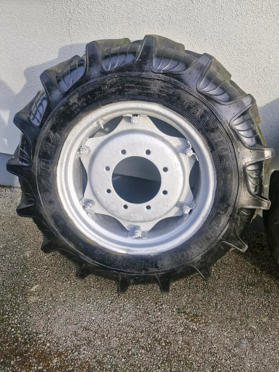 12.4.R.24. Suit.  Ford. Case. John deer. Etc. - Image 1