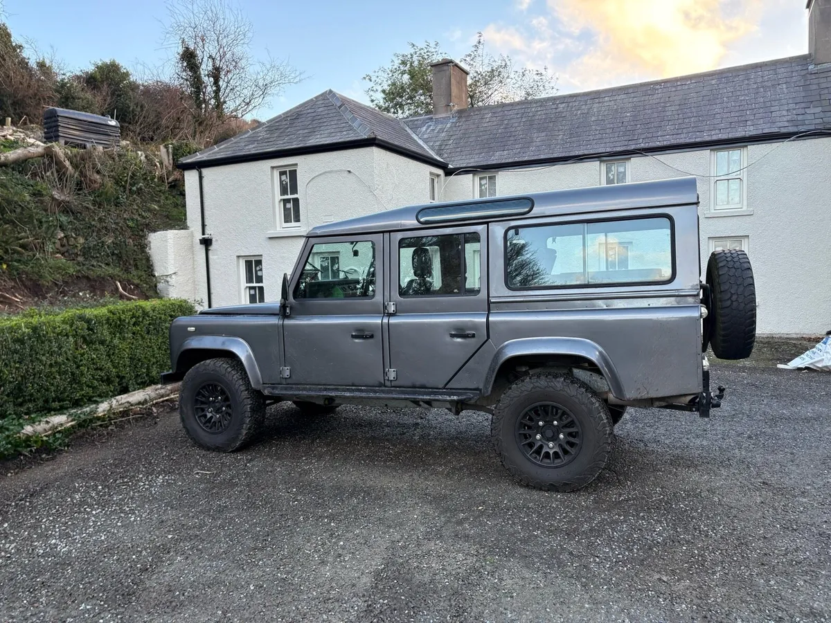 Landrover Defender 110 9 seater auto  2 year CVRT - Image 4