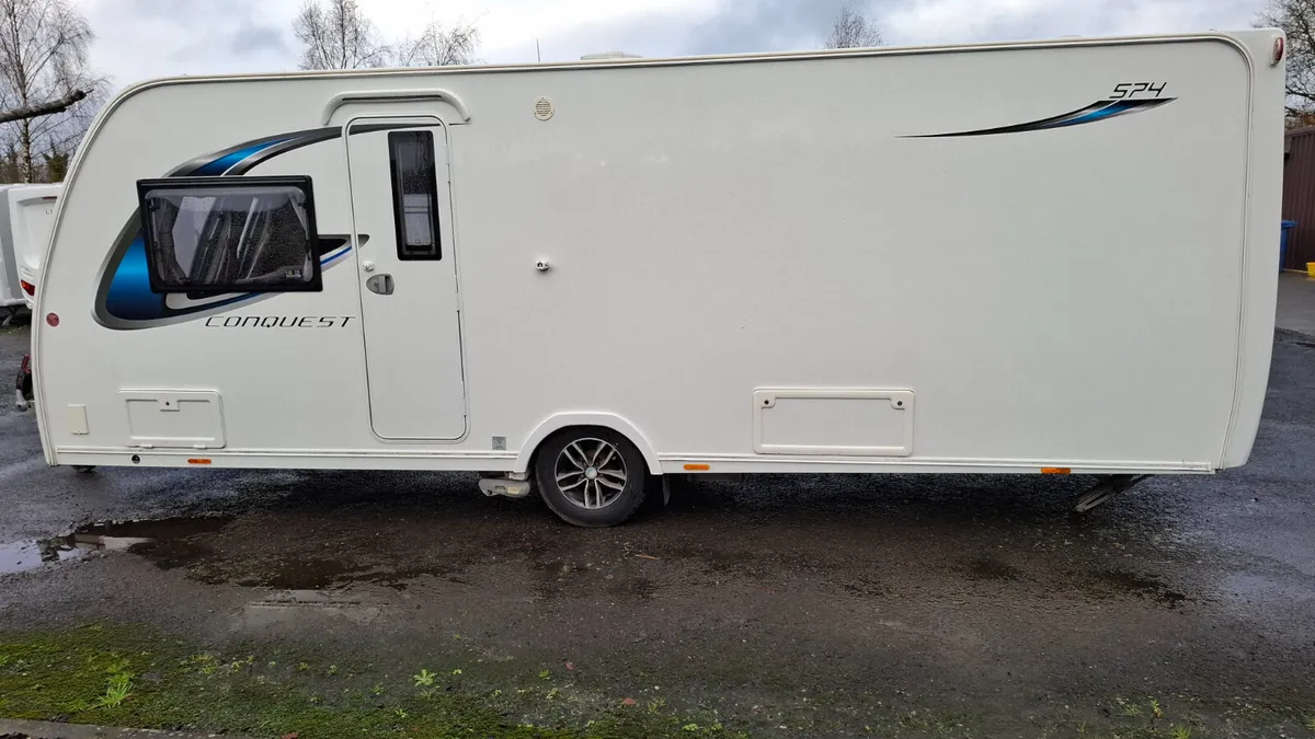 Lunar Conquest 574 Island Bed Caravan - Image 3