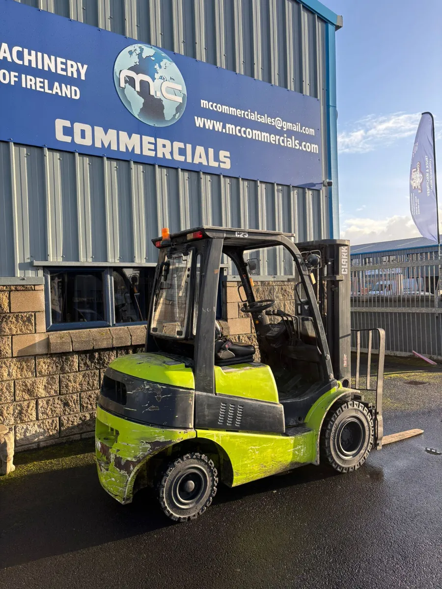 For Sale: 2.5 Ton Clark Forklift - Image 2