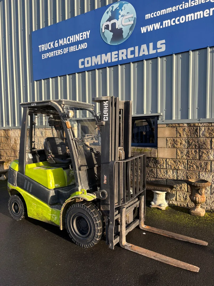 For Sale: 2.5 Ton Clark Forklift - Image 1