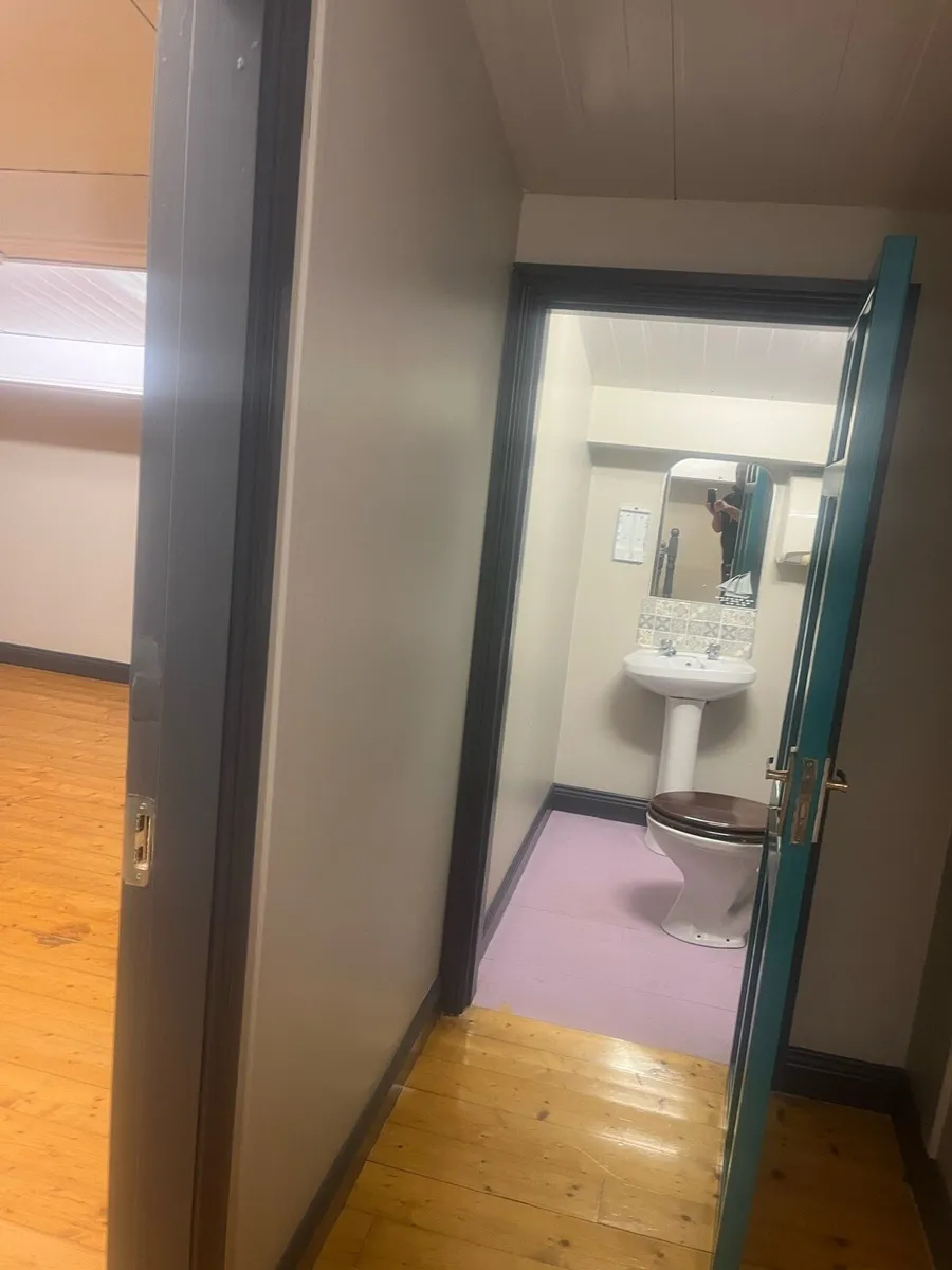 Office/ store / studio to let - Image 3