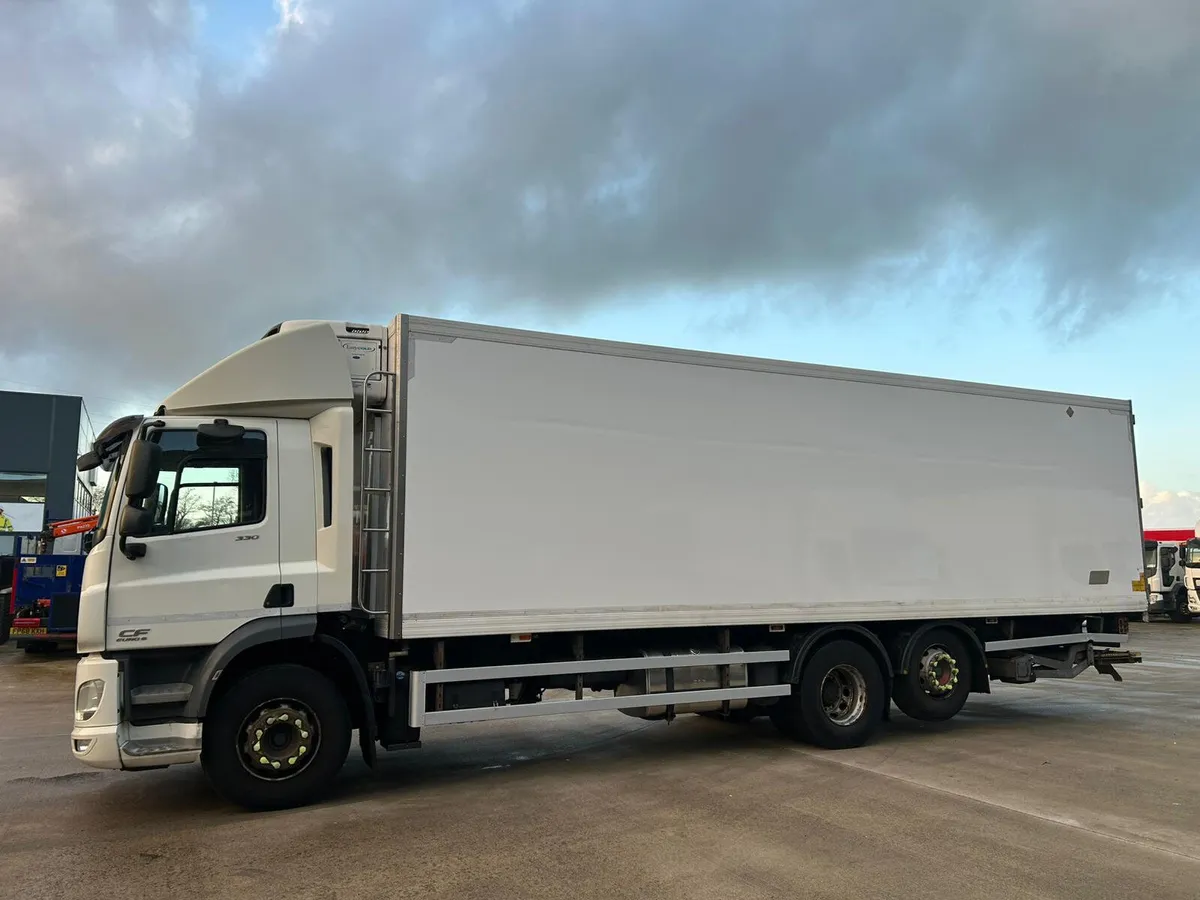 December 2016 DAF CF 330 6x2 Euro 6 - Image 3