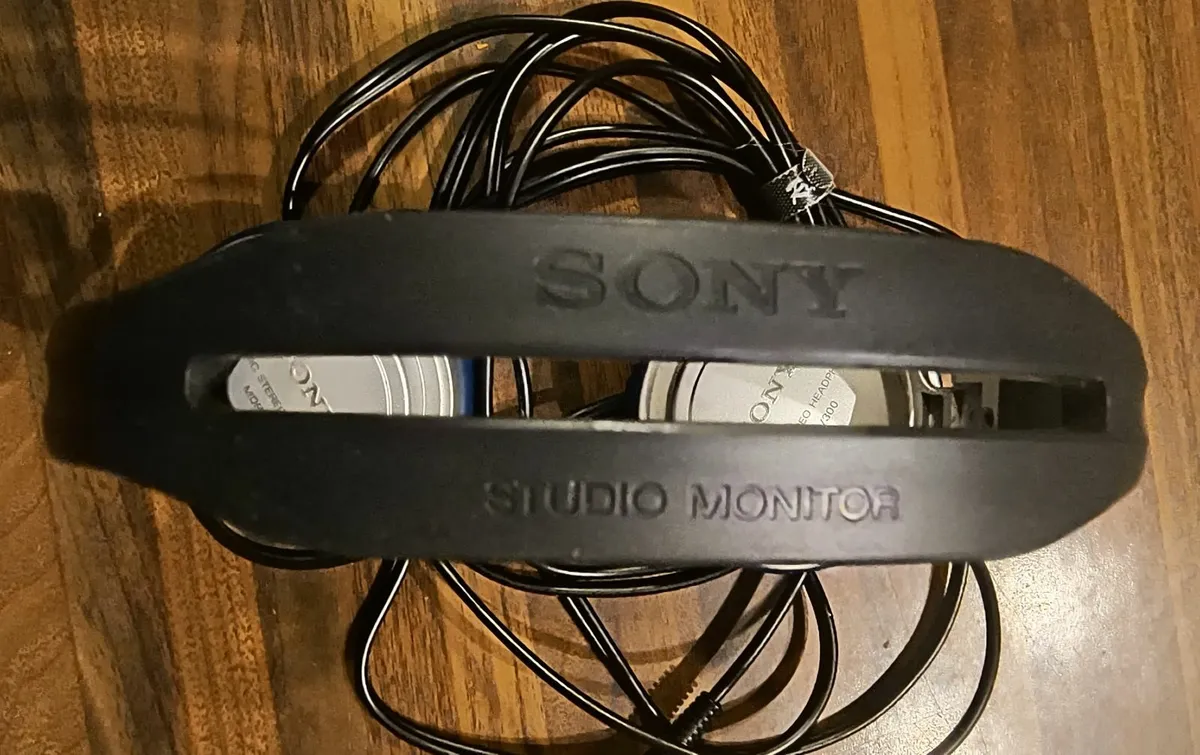 Sony MDR-V300 Studio Monitor - Image 4