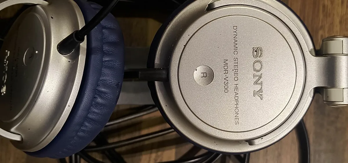 Sony MDR-V300 Studio Monitor Headphones. - Image 2