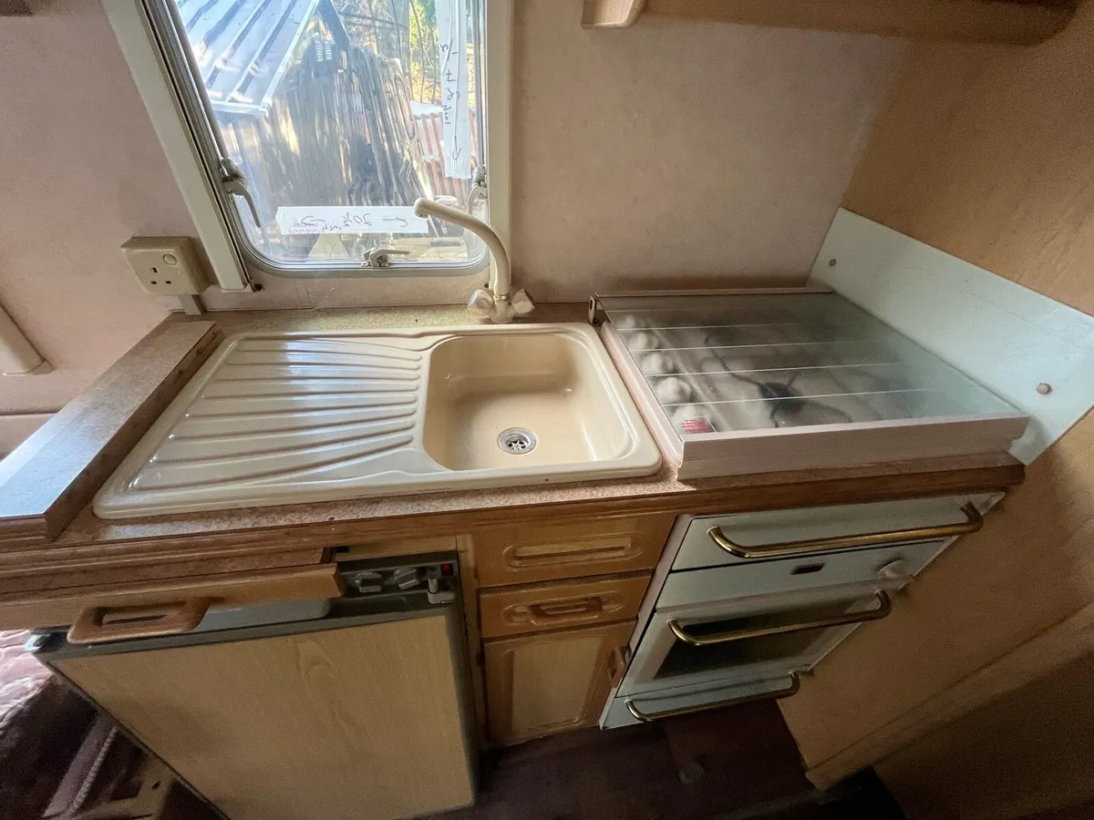 Caravan parts & windows - Image 2