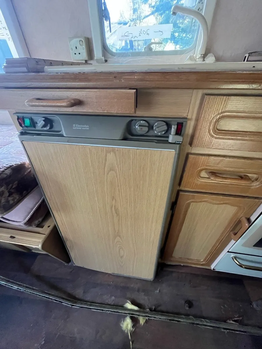 Caravan parts, windows & panels - Image 2