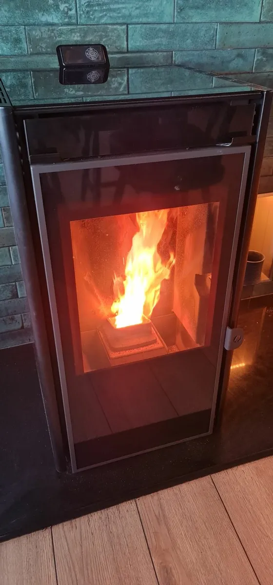 7.5kW compact black wood pellet stove - Image 4