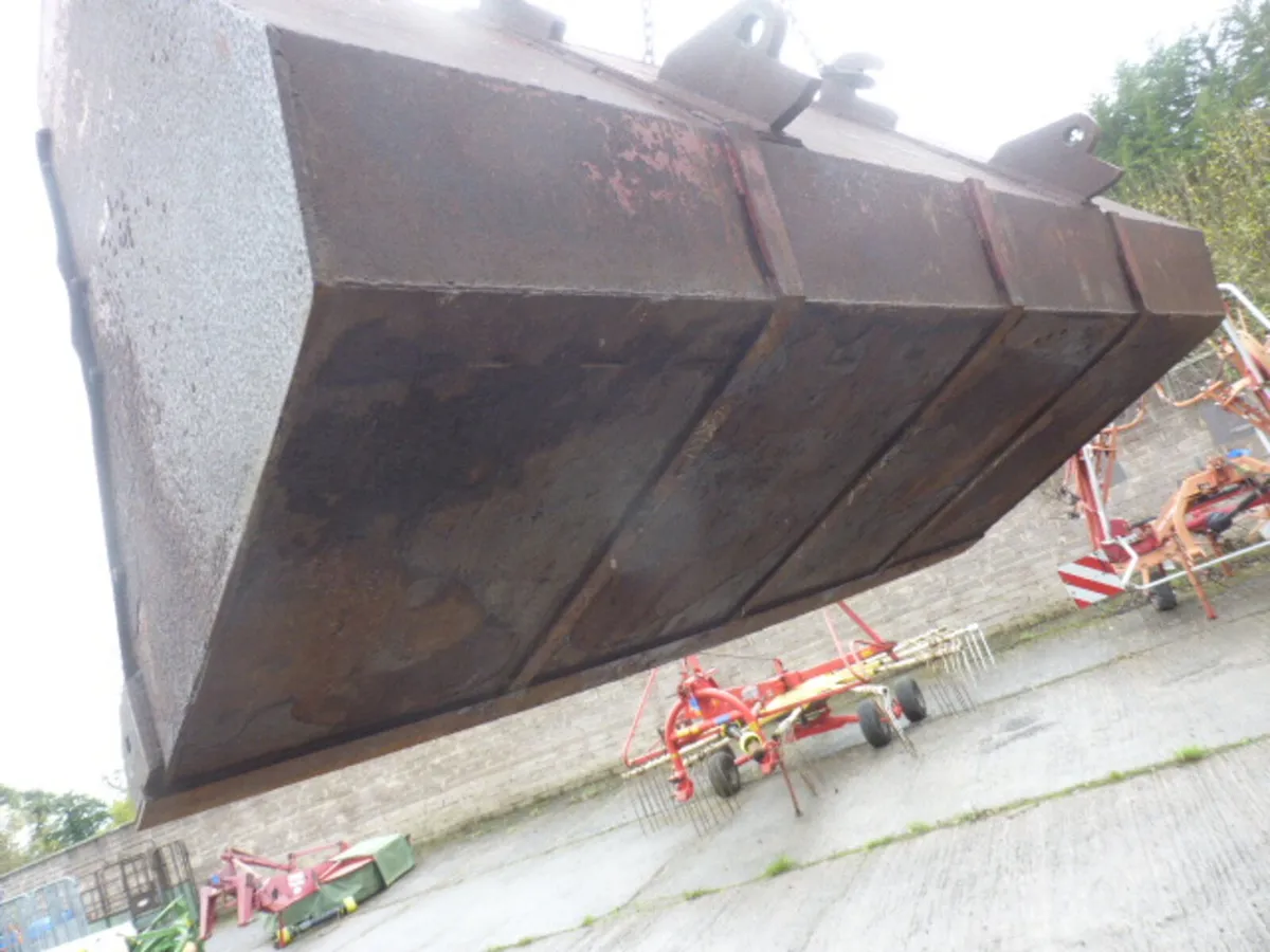 Large Capacity 8FT Loader Bucket - Image 3