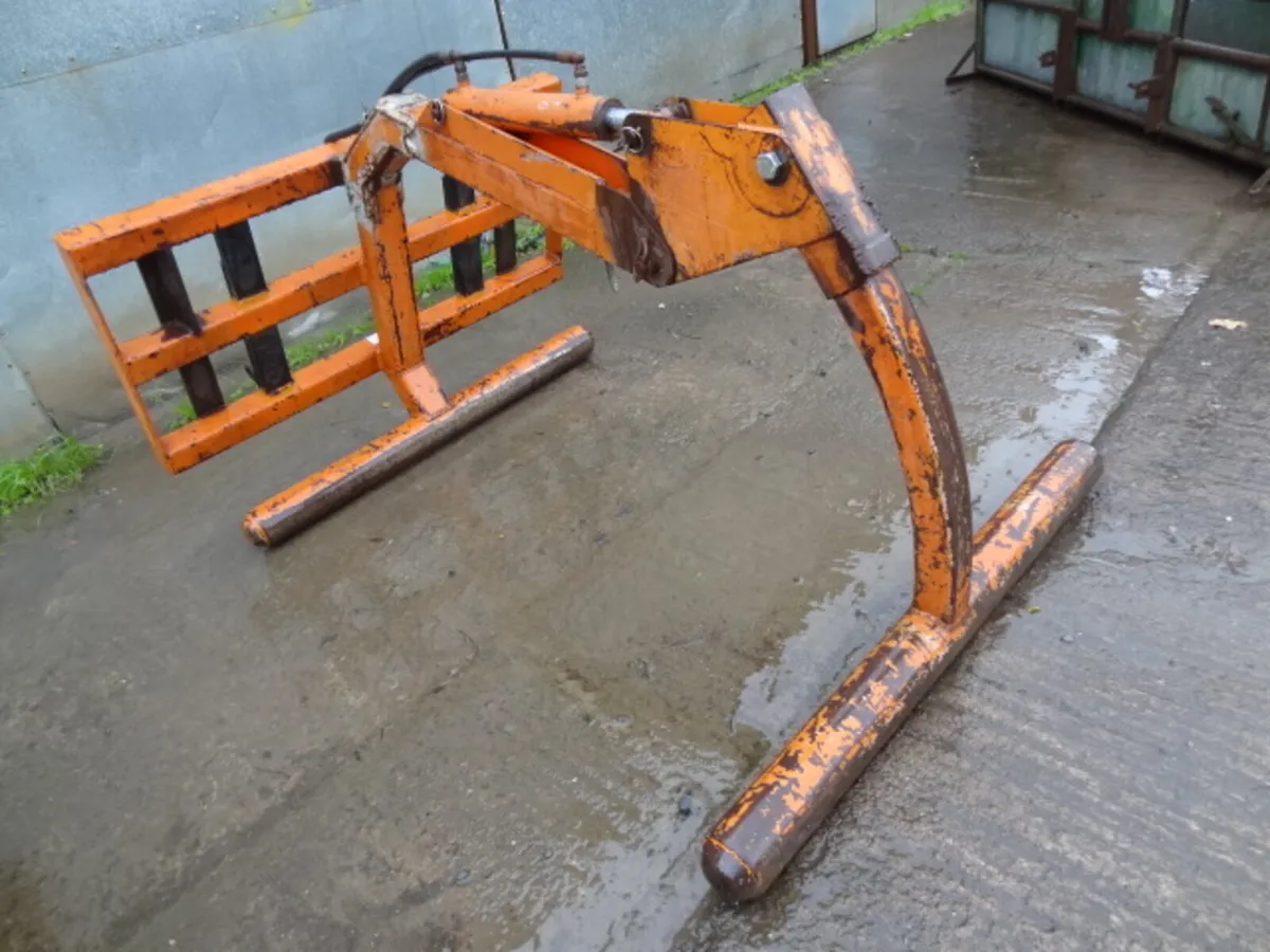 Elephant Bale Grab - Image 1