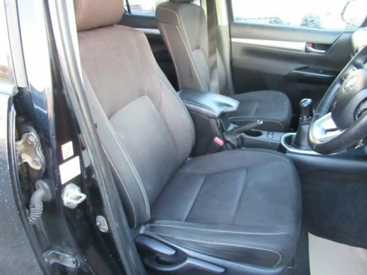 2.4 D-4D Invincible Pickup D/C 4dr D Manual 4WD Eu - Image 3