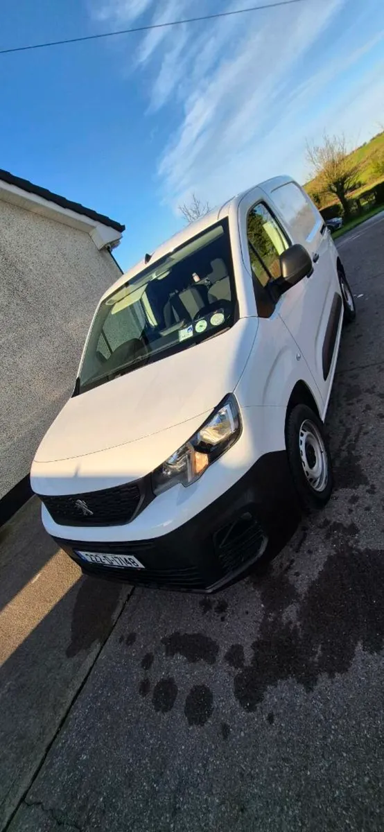 2022 Peugeot Partner - Image 1