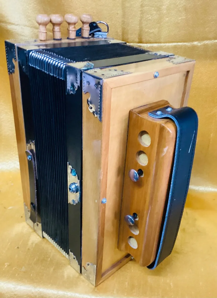 4 STOP KEY C CAJUN STYLE MELODEON USED - Image 3