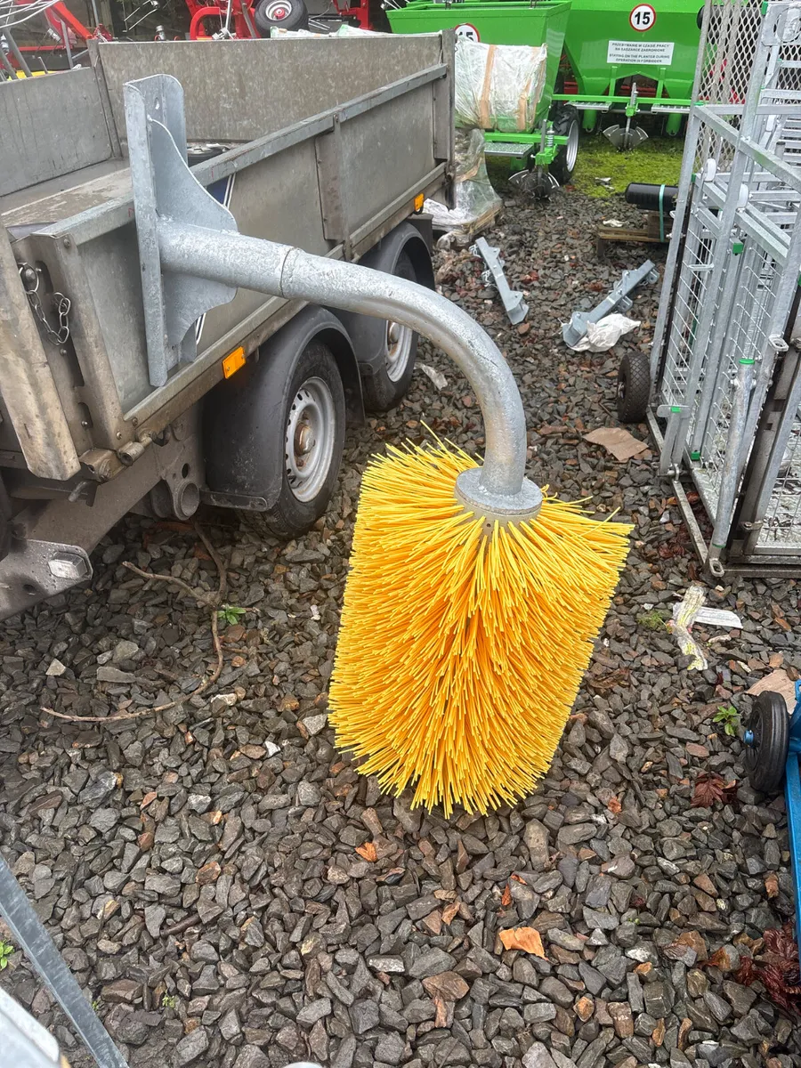 New Condon swinging cow brush