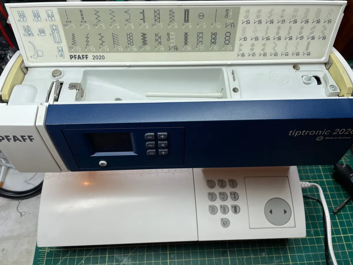 PFAFF Tiptronic 2020 Sewing machine (with IDT) - Image 2