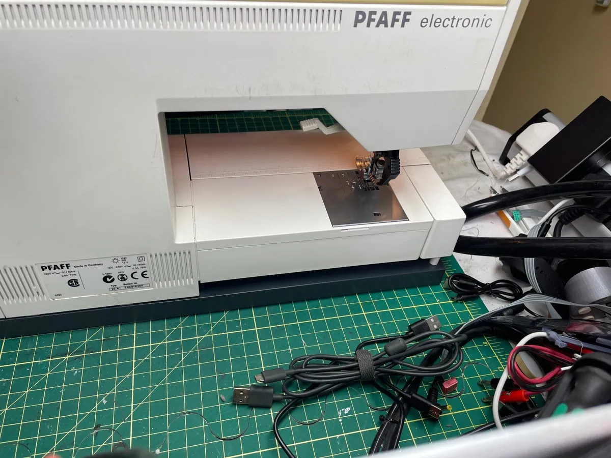 PFAFF Tiptronic 2020 Sewing machine (with IDT) - Image 4